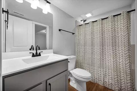 Bath - 1807 Glenbridge Rd, Bloomington, IL 61704 photo 3 of 3