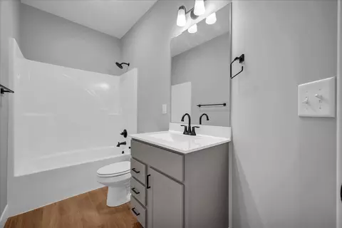 Bath - 1807 Glenbridge Rd, Bloomington, IL 61704 photo 2 of 3