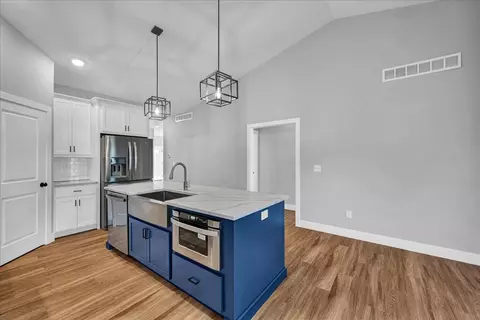 Kitchen - 1807 Glenbridge Rd, Bloomington, IL 61704 photo 2 of 3