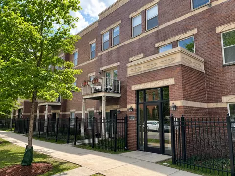 803 E 41st St #1B, Chicago, IL 60653