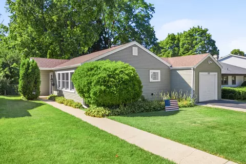 132 Walnut Ct, Mundelein, IL 60060