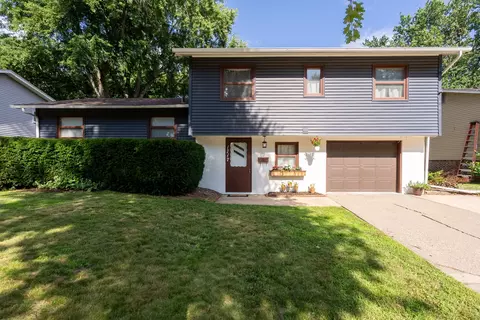 1717 Fairmeadows Dr, Bettendorf, IA 52722