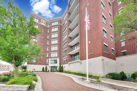 201 N Vail Ave #307, Arlington Heights, IL 60004