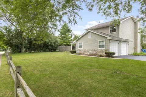 Exterior - 300 Oakbrook Ct, Bartlett, IL 60103 photo 2 of 5