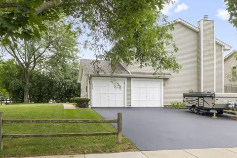 Exterior - 300 Oakbrook Ct, Bartlett, IL 60103 photo 3 of 5