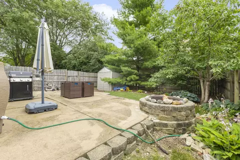 Exterior - 300 Oakbrook Ct, Bartlett, IL 60103 photo 5 of 5