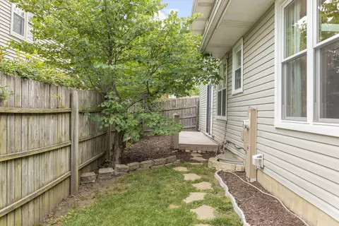 Exterior - 300 Oakbrook Ct, Bartlett, IL 60103 photo 4 of 5