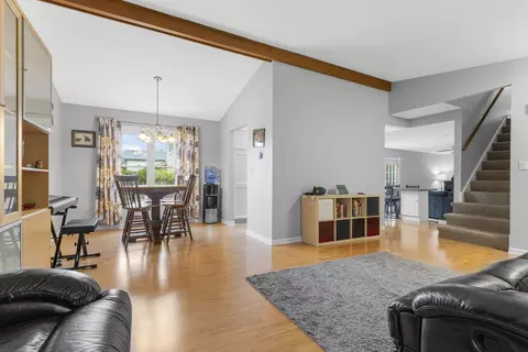 Entry Way - 300 Oakbrook Ct, Bartlett, IL 60103 photo 1 of 1