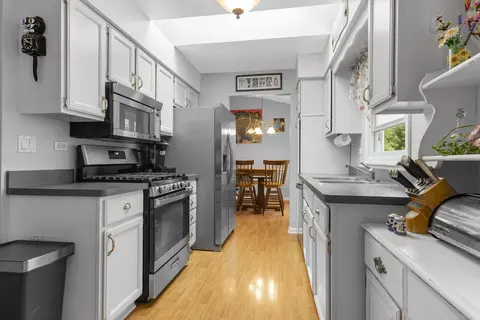 Kitchen - 300 Oakbrook Ct, Bartlett, IL 60103 photo 2 of 2