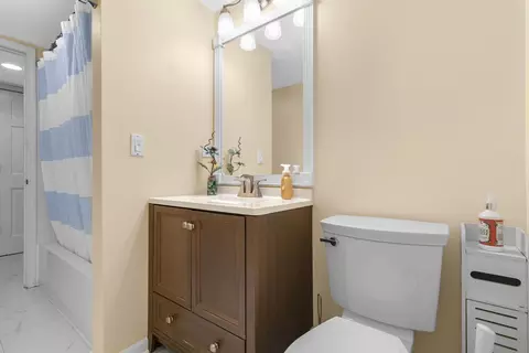 Bath - 300 Oakbrook Ct, Bartlett, IL 60103 photo 2 of 2