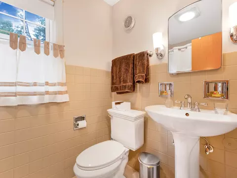 Bath - 1130 Duncan Ave, Elgin, IL 60120 photo 2 of 3