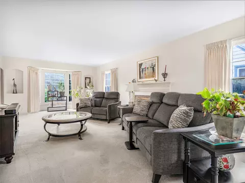 Living - 1130 Duncan Ave, Elgin, IL 60120 photo 3 of 4