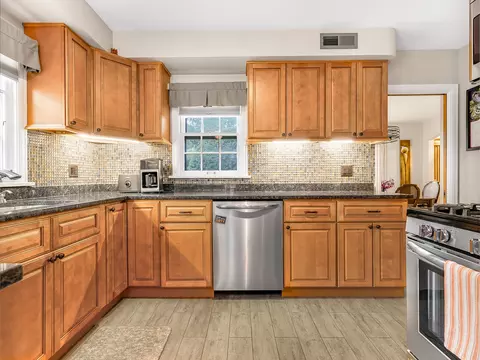 Kitchen - 1130 Duncan Ave, Elgin, IL 60120 photo 4 of 6