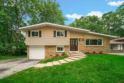 961 N Midlothian Rd, Mundelein, IL 60060