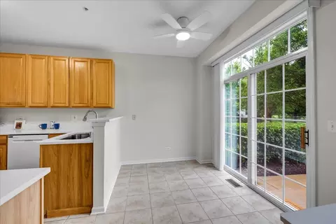 Kitchen - 2034 Ivy Ridge Dr, Hoffman Estates, IL 60192 photo 6 of 6