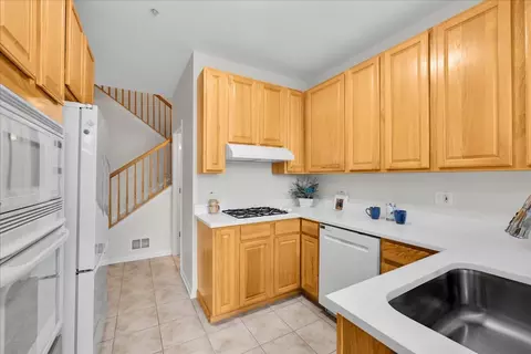 Kitchen - 2034 Ivy Ridge Dr, Hoffman Estates, IL 60192 photo 3 of 6