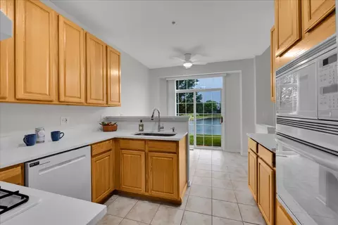 Kitchen - 2034 Ivy Ridge Dr, Hoffman Estates, IL 60192 photo 4 of 6