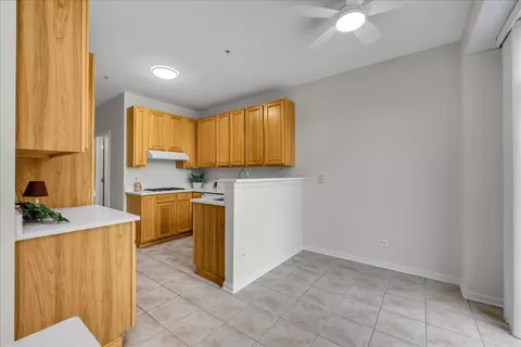 Kitchen - 2034 Ivy Ridge Dr, Hoffman Estates, IL 60192 photo 5 of 6