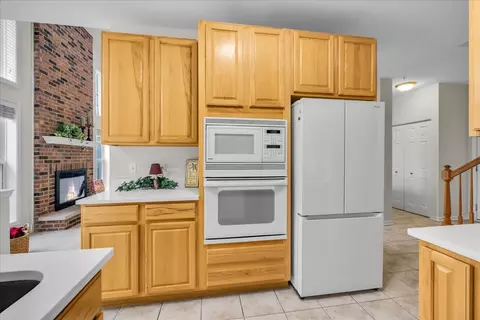 Kitchen - 2034 Ivy Ridge Dr, Hoffman Estates, IL 60192 photo 2 of 6