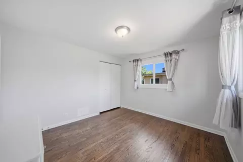 Bedroom - 1220 N Wheeling Rd, Mount Prospect, IL 60056 photo 3 of 6