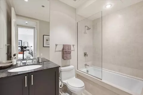 Bath - 159 E Walton Pl #8D, Chicago, IL 60611 photo 2 of 7