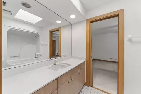 Bath - 13258 Lakepoint Dr, Plainfield, IL 60585 photo 3 of 6