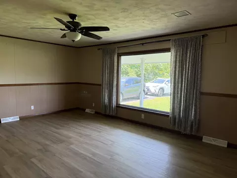 Living - 715 State St, Eldorado, IL 62930 photo 1 of 2