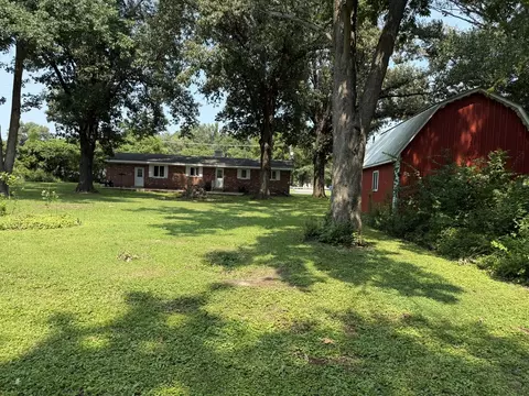 Exterior - 715 State St, Eldorado, IL 62930 photo 7 of 8