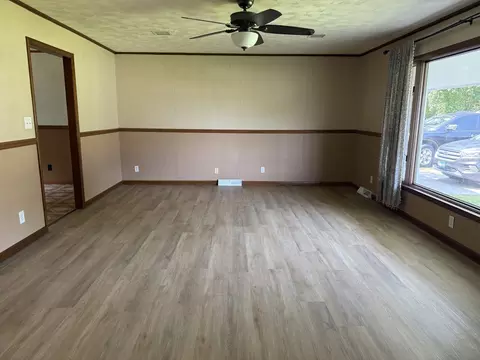 Living - 715 State St, Eldorado, IL 62930 photo 2 of 2
