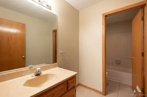 Bath - 333 Brittany Trl, Elgin, IL 60120 photo 2 of 5