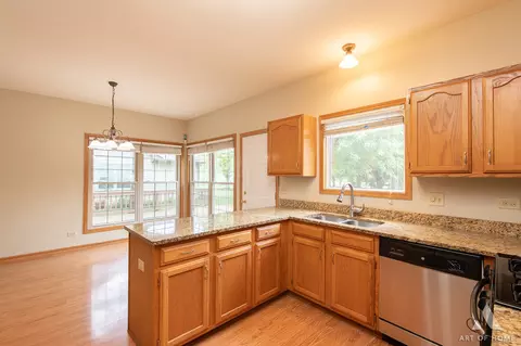 Kitchen - 333 Brittany Trl, Elgin, IL 60120 photo 3 of 4