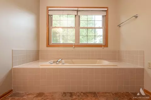 Bath - 333 Brittany Trl, Elgin, IL 60120 photo 5 of 5
