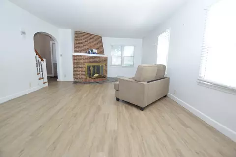 Living - 4601 Spring Grove Rd, Mchenry, IL 60051 photo 2 of 3