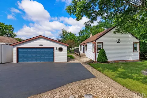 38392 N 8th St, Spring Grove, IL 60081