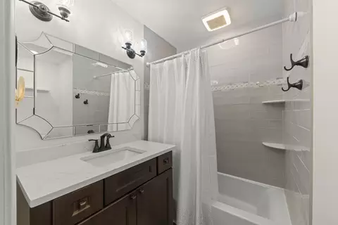 Bath - 2304 Meadow Dr, Rolling Meadows, IL 60008 photo 1 of 1