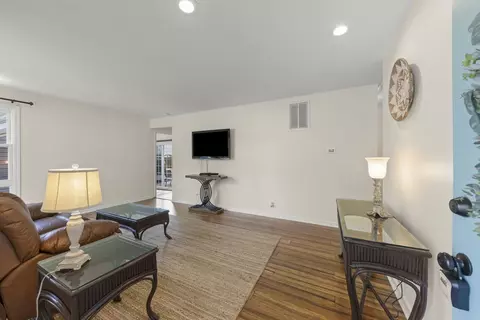 Living - 2304 Meadow Dr, Rolling Meadows, IL 60008 photo 3 of 4