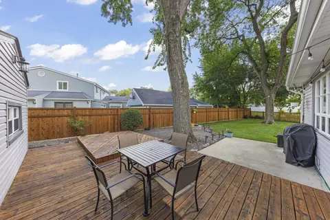 Exterior - 2304 Meadow Dr, Rolling Meadows, IL 60008 photo 3 of 6