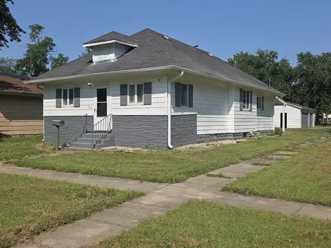Exterior - 639 S Pine St, Centralia, IL 62801 photo 6 of 10