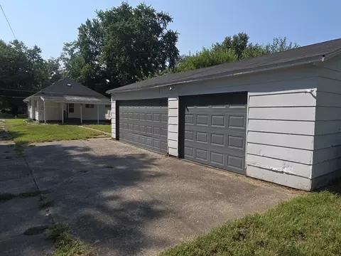 Exterior - 639 S Pine St, Centralia, IL 62801 photo 9 of 10
