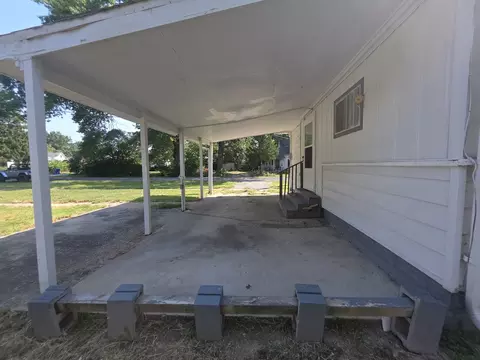 Exterior - 639 S Pine St, Centralia, IL 62801 photo 3 of 10