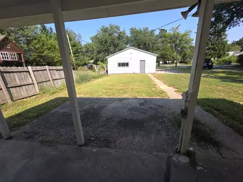 Exterior - 639 S Pine St, Centralia, IL 62801 photo 5 of 10