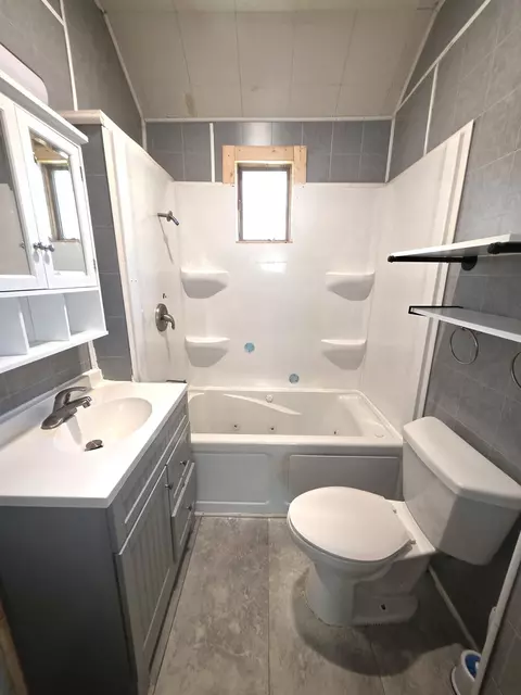 Bath - 639 S Pine St, Centralia, IL 62801 photo 1 of 7