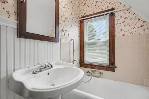 Bath - 905 E Pells St, Paxton, IL 60957 photo 3 of 3