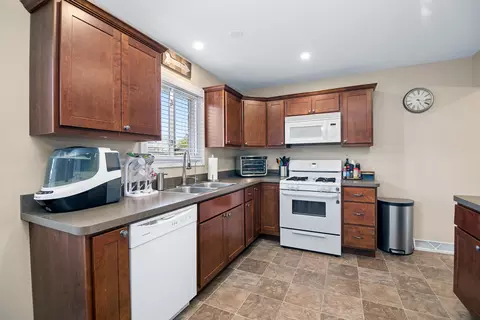 Kitchen - 16472 Terry Ln, Oak Forest, IL 60452 photo 1 of 2