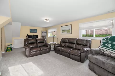 Living - 16472 Terry Ln, Oak Forest, IL 60452 photo 2 of 2