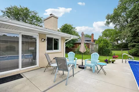 Exterior - 3500 Plum Grove Dr, Rolling Meadows, IL 60008 photo 4 of 6