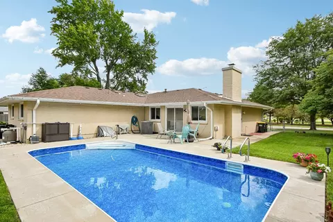 Exterior - 3500 Plum Grove Dr, Rolling Meadows, IL 60008 photo 2 of 6