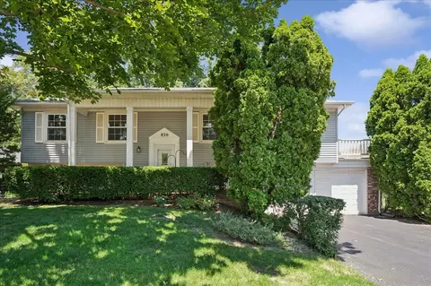 830 Woodhollow Ln, Buffalo Grove, IL 60089