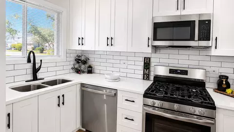 Kitchen - 523 Alton Ct, Carol Stream, IL 60188 photo 3 of 6