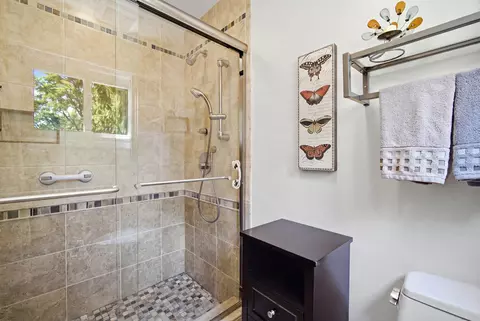 Bath - 301 Earls Ct, Deerfield, IL 60015 photo 3 of 4